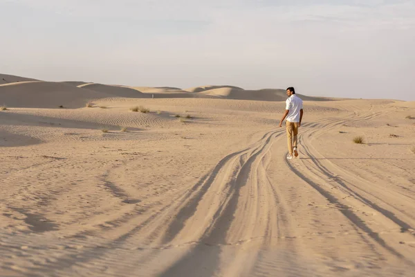 Самотній Чоловік Йде Пустелі Сході Сонця — стокове фото
