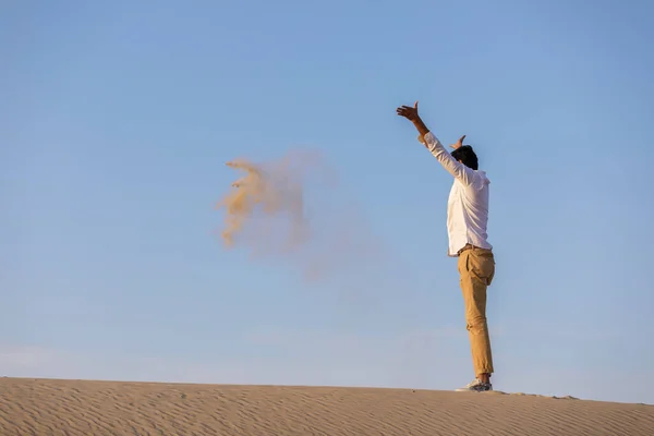 Самотній Чоловік Розважається Пустелі Сході Сонця — стокове фото
