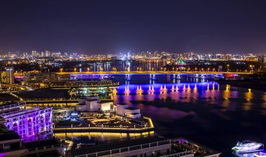 Dubai, Birleşik Arap Emirlikleri, 31 Aralık 2020: Dubai Deresi ve Al Garhoud Köprüsü üzerinde görüş