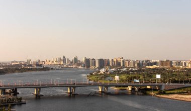 Dubai, Birleşik Arap Emirlikleri, 31 Aralık 2020: Dubai Deresi ve Al Garhoud Köprüsü üzerinde görüş
