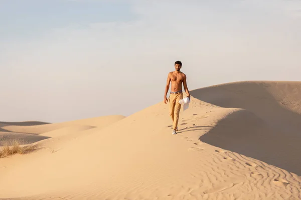 Молодий Арабський Сорочки Чоловік Ходить Сам Пустелі — стокове фото