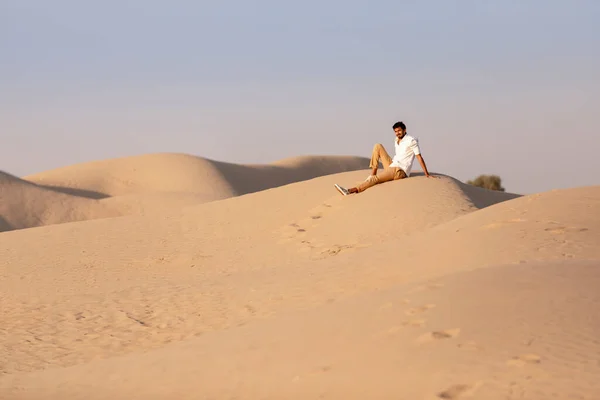 Felice Giovane Arabo Uomo Posa Solo Nel Deserto — Foto Stock