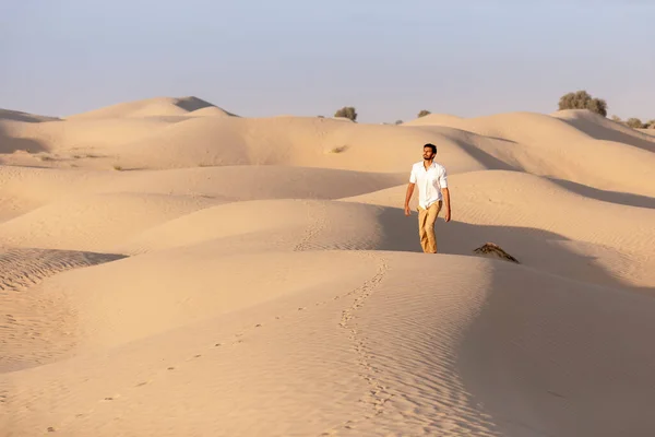 Gelukkige Jonge Arabier Man Poseren Alleen Woestijn — Stockfoto