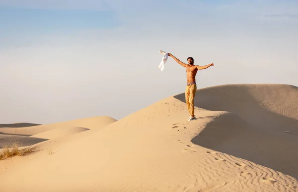 Щасливий Молодий Араб Позиціонування Самоті Пустелі — стокове фото