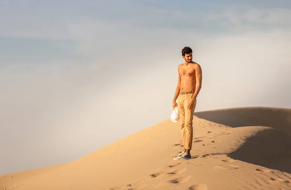Молодий Арабський Сорочки Чоловік Позує Пустелі — стокове фото