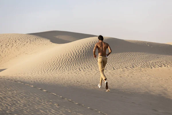 Молодий Арабський Сорочки Чоловік Ходить Сам Пустелі — стокове фото