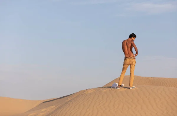 年轻的赤身裸体男子在沙漠中摆姿势 — 图库照片