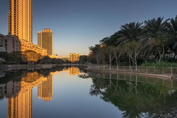 Dubaj Zjednoczone Emiraty Arabskie Stycznia 2021 Wschód Słońca Nad Zielonymi — Zdjęcie stockowe