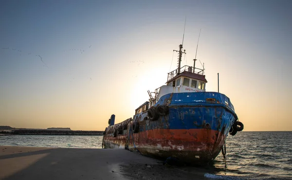 Старая Заброшенная Рыбацкая Лодка Ржавеет Пляже Шардже Объединенные Арабские Эмираты — стоковое фото
