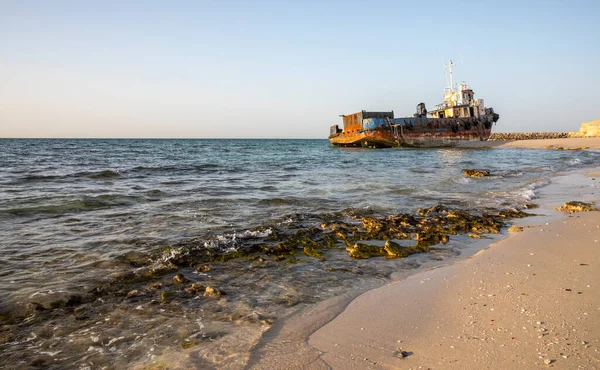 Opuszczona Łódź Rybacka Plaży Sharjah Zjednoczone Emiraty Arabskie — Zdjęcie stockowe