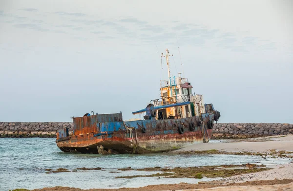 Vieux Bateau Pêche Abandonné Rouillant Sur Une Plage Sharjah Émirats — Photo
