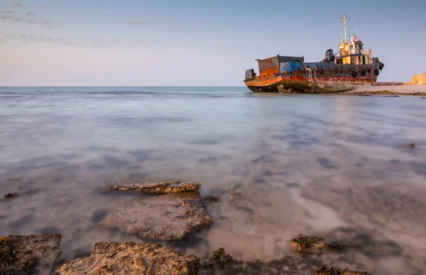 Vieux Bateau Pêche Abandonné Rouillant Sur Une Plage Sharjah Émirats — Photo