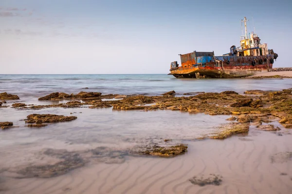 Vieux Bateau Pêche Abandonné Rouillant Sur Une Plage Sharjah Émirats — Photo