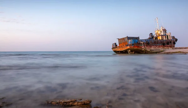 Régi Elhagyott Halászhajó Rozsdásodás Strandon Sharjah Egyesült Arab Emírségek — Stock Fotó
