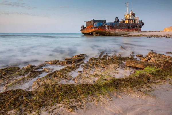 Régi Elhagyott Halászhajó Rozsdásodás Strandon Sharjah Egyesült Arab Emírségek — Stock Fotó