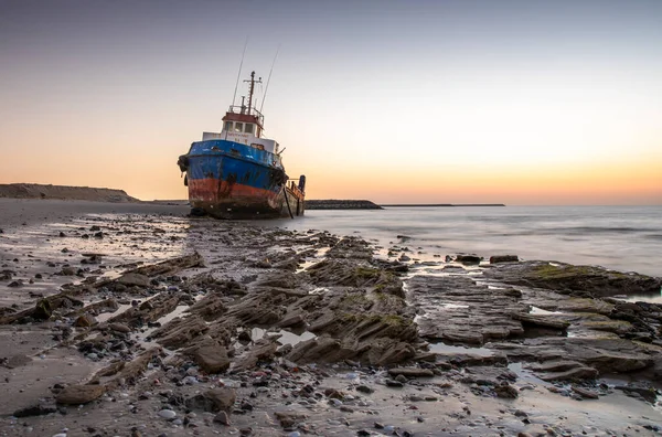 Vieux Bateau Pêche Abandonné Rouillant Sur Une Plage Sharjah Émirats — Photo