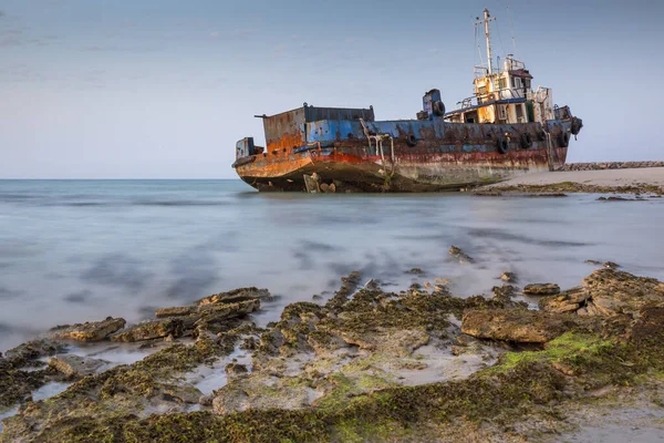 Vieux Bateau Pêche Abandonné Rouillant Sur Une Plage Sharjah Émirats — Photo