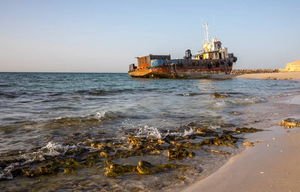 Старая Заброшенная Рыбацкая Лодка Ржавеет Пляже Шардже Объединенные Арабские Эмираты — стоковое фото
