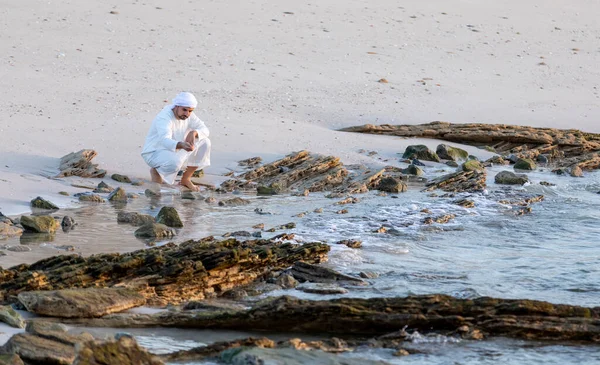 Beau Jeune Homme Arabe Bord Mer Aux Émirats Arabes Unis — Photo