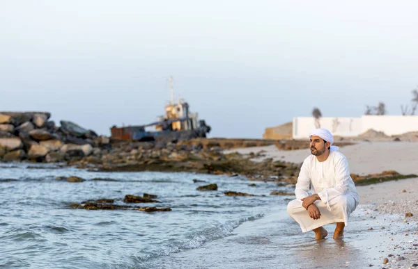 Pohledný Mladý Arabský Muž Pobřeží Sae — Stock fotografie