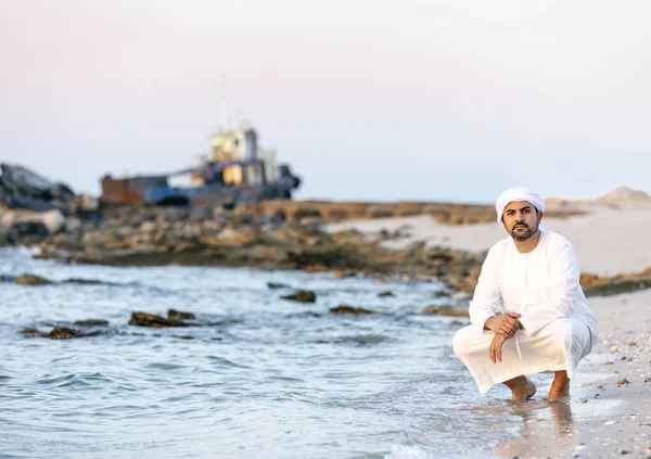 アラブ首長国連邦の海岸でハンサムな若いアラブ人 — ストック写真