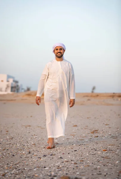 アラブ首長国連邦の海岸でハンサムな若いアラブ人 — ストック写真