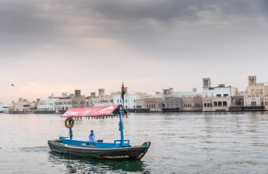 Dubai, Birleşik Arap Emirlikleri, 25 Şubat 2021: Dubai Deresi 'ne insan taşıyan su taksisi