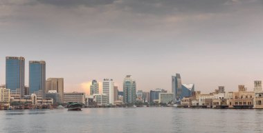 Dubai, Birleşik Arap Emirlikleri, 25 Şubat 2021: Dubai Deresi 'ndeki Dubai Dhow nakliye malları