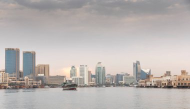 Dubai, Birleşik Arap Emirlikleri, 25 Şubat 2021: Dubai Deresi 'ndeki Dubai Dhow nakliye malları