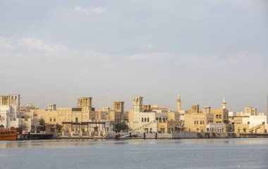 Dubai, Birleşik Arap Emirlikleri, 25 Şubat 2021: Dubai 'nin eski Dubai deresinin karşısındaki şehir sapı