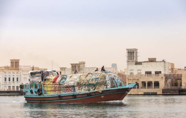 Dubai, Birleşik Arap Emirlikleri, 25 Şubat 2021: Dubai Deresi 'nde eski Dhow taşımacılığı iyi