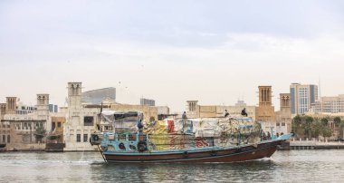 Dubai, Birleşik Arap Emirlikleri, 25 Şubat 2021: Dubai Deresi 'nde eski Dhow taşımacılığı iyi