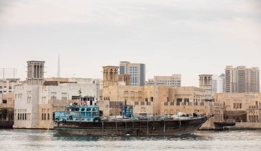 Dubai, Birleşik Arap Emirlikleri, 25 Şubat 2021: Dubai Deresi 'nde eski Dhow taşımacılığı iyi