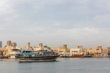 Dubai, Birleşik Arap Emirlikleri, 25 Şubat 2021: Dubai deresinin eski dhow nakliye malları