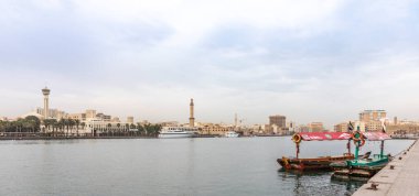 Dubai, Birleşik Arap Emirlikleri, 25 Şubat 2021: Dubai Creek 'te su taksisi