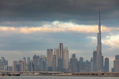Dubai, Birleşik Arap Emirlikleri, 27 Şubat 2021: Sundrise 'deki Dubai silueti.