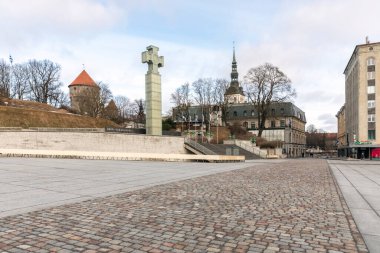 Tallinn, Estonya, 18 Mart 2021: Covid salgını sırasında Eski Tallinn 'in boş sokakları