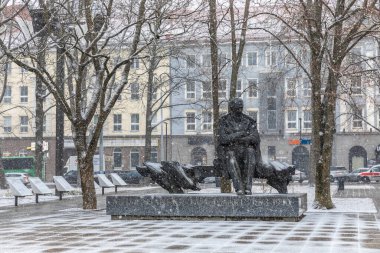 Tallinn, Estonya, 18 Mart 2021: Tallinn 'deki Tammsaare Parkı kar fırtınasında