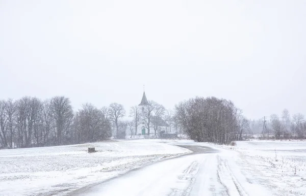 Vecchia Chiesa Mezzo Campo Innevato Una Foresta Nel Periodo Invernale — Foto Stock