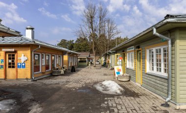 Tallinn, Estonya, 27 Mart 2021: Nomme pazarındaki küçük binalar