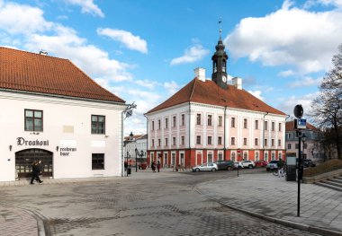 Tartu, Estonya, 28 Mart 2021: Eski şehir Tartu, Estonya 'daki güzel binalar