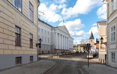 Tartu, Estonya, 28 Mart 2021: Eski şehir Tartu, Estonya 'daki güzel binalar