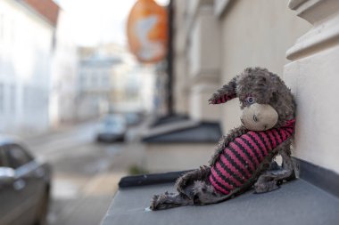 Terk edilmiş oyuncak Tartu sokaklarında