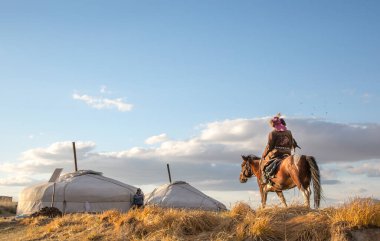 Bayan Ulgii, Moğolistan, 2 Ekim 2015: Atında Altai Altın Kartalı olan yaşlı kartal avcısı