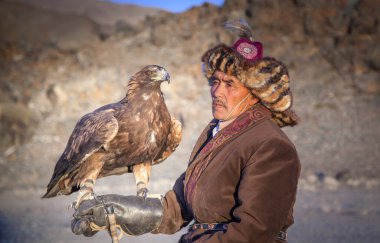 Bayan Ulgii, Moğolistan, 2 Ekim 2015: Atlı adam ve Altın Kartal