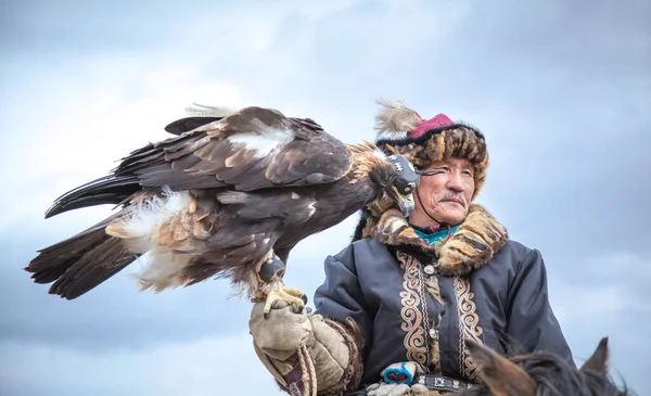 2015年10月4日 蒙古Bayan Ulgii 鹰族猎人骑着他的阿尔泰金鹰骑着马 — 图库照片