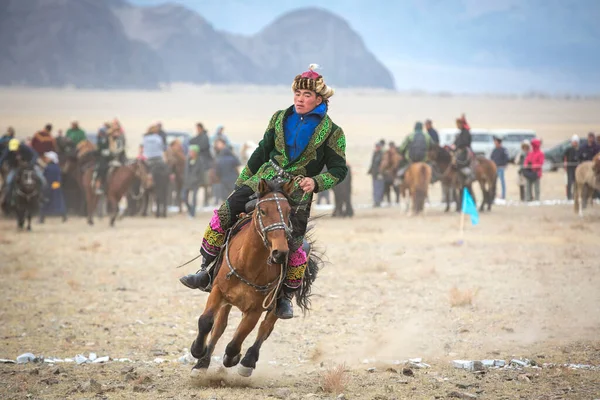 バヤン ウルギ2015年10月 伝統的な服を着たカザフスタン人 馬に乗る — ストック写真