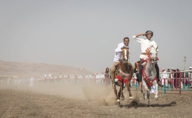 Ibri, Umman, 28 Nisan 2018: Genç yarışçıların yeteneklerini sergiledikleri geleneksel bir at yarışı müsabakasında.