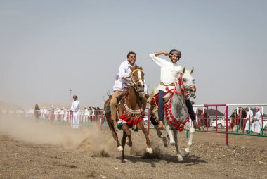 Ibri, Umman, 28 Nisan 2018: Genç yarışçıların yeteneklerini sergiledikleri geleneksel bir at yarışı müsabakasında.