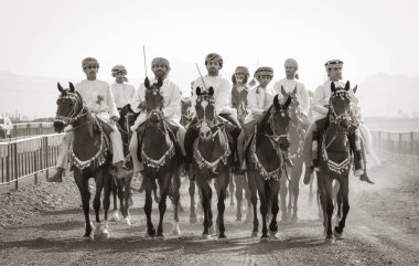 Ibri, Umman, 28 Nisan 2018: Omani adamlar kırsal bir bölgeye at yarışına geliyorlar.